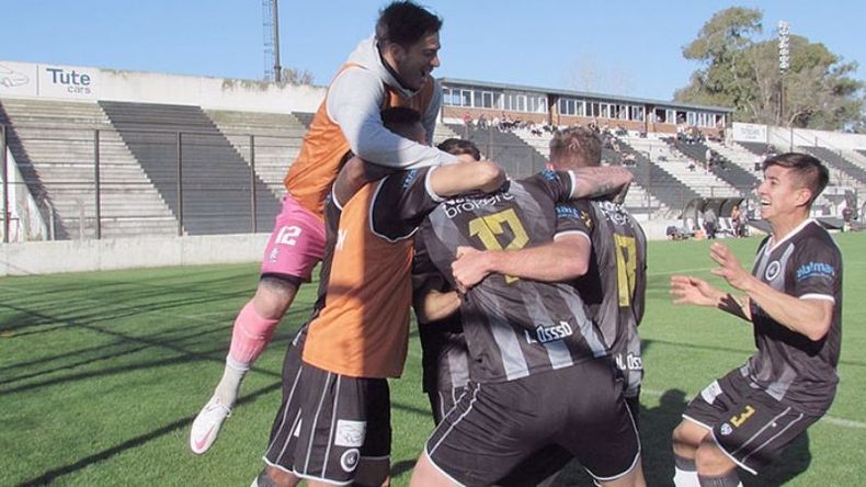 MONTAÑA DE ALEGRÍA. Los jugadores de Real festejan la victoria. (Foto. Nayla Álvarez)..