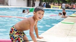 AL AGUA. La pileta del Pellegrini es el primer natatorio municipal que se pone al servicio de las colonias de verano..