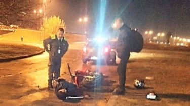 El motociclista fue trasladado al hospital Sanguinetti con politraumatismos. Foto @juancaimpacto. .