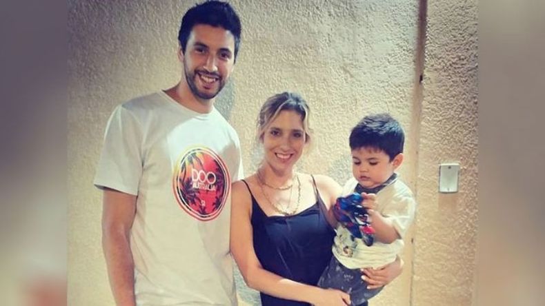 Navidad cuyana. El voleibolista Fabián Flores junto a su mujer Luciana y al pequeño Felipe celebró en la provincia de San Juan, donde viven desde que el central pilarense se sumara a Unión Vecinal Trinidad. .