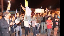 En Pilar, durante el cacerolazo se manifestaron 2.500 personas en la plaza y el K50..