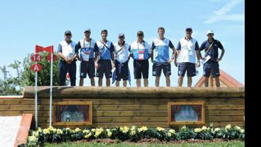 Brunello (2º) junto a la delegación argentina de equitación que compitió en Toronto..