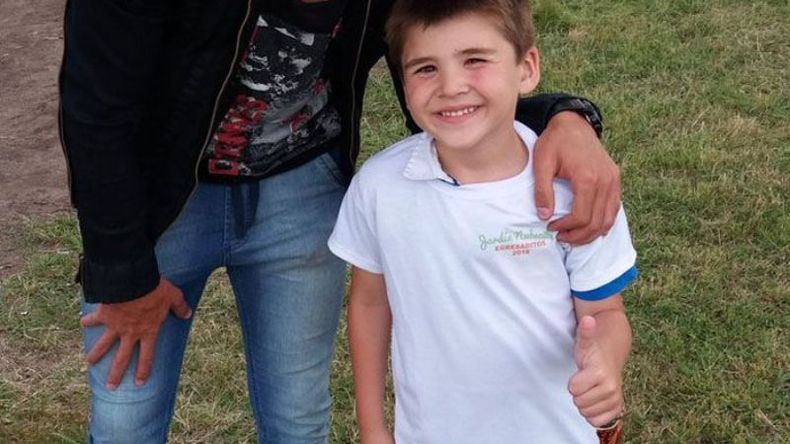 IDOLO. Benja fue a ver el partido de Atlético, en la Ciudad Deportiva, y se encontró con una gran sorpresa: Dani González, el pilarense que juega en Temperley y de quien tiene su figurita..