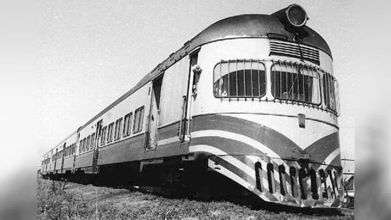 El 22 de noviembre de 1993, circuló por última vez el “Federico”, coche del Ferrocarril Urquiza que cubría el servicio Rojas-Capital. La formación pasaba por la estación Toro y era utilizada por muchos derquinos. .