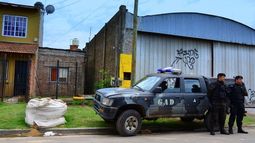 LA CASA DEL HORROR. La policía custodia la vivienda del tío de Brisa. En el fondo apareció enterrada..
