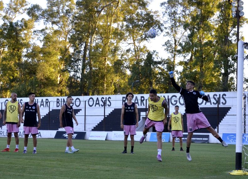 PRCTICA Real Pilar trabaj y concentra en el estadio a la espera del partido