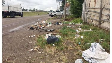 Escena repetida. Salís a caminar por colectora y te encontrás con estos mini-basurales. En este caso, pasando Walmart. Debo decir que se achicó en las últimas semanas. Pero es una vergüenza. Stella..