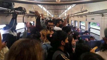 Me pregunto, solo las fiestas clandestinas son riesgosas? El @Tren_SanMartin no? Constantes cancelaciones, sin distancia posible, háganse cargo @MindeTransporte. Ro /@rosikry..