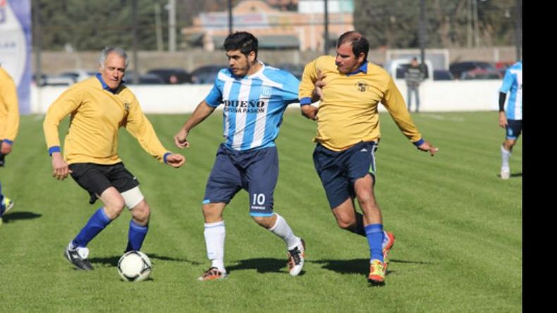 Matute Morales, marcado de cerca por los locales..