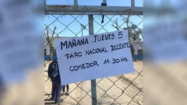 (GENTILEZA QUIERO VILLA ROSA). COMEDOR. En la Primaria 14 de Villa Rosa, sin clases pero con comida. .