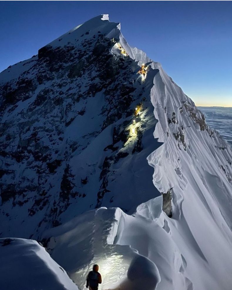 La cima del Monte Everest, retratada por Tomás Ceppi.&nbsp;