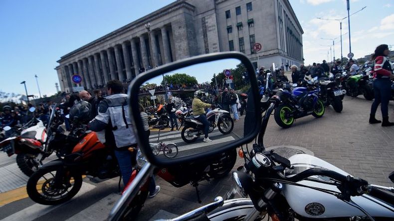 ESPEJO. Los motoqueros se reunieron en la Avenida Alcorta. .