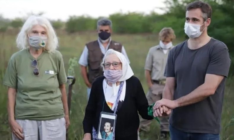 Nora Cortiñas con Federico Achával en la Reserva Natural de Pilar, en 2021.