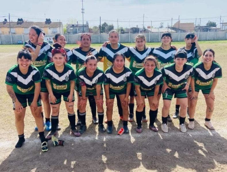 SONRISAS. Las chicas de Uni&oacute;n Ferroviaria dieron el golpe al bajar a uno de los protagonistas del torneo.