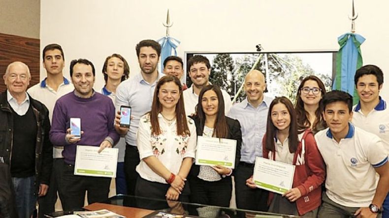 PREMIADOS. Los alumnos del colegio al recibir el reconocimiento..