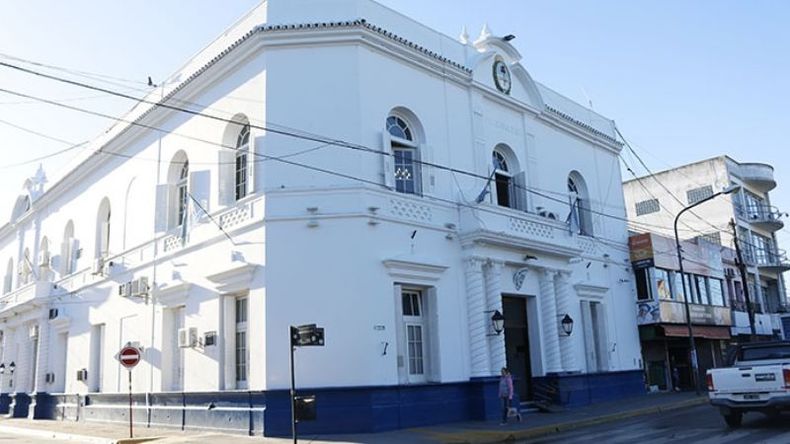 ORIGEN. Desde distintos sectores miran hacia el palacio municipal..