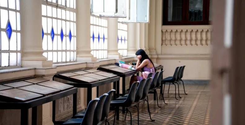 Es la única universidad argentina entre las 500 más sostenibles. (baenegocios.com).