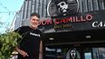 ESQUINA CON HISTORIA. Gustavo Suárez frente a su local Don Camilo, en el corazón de Del Viso.&nbsp;