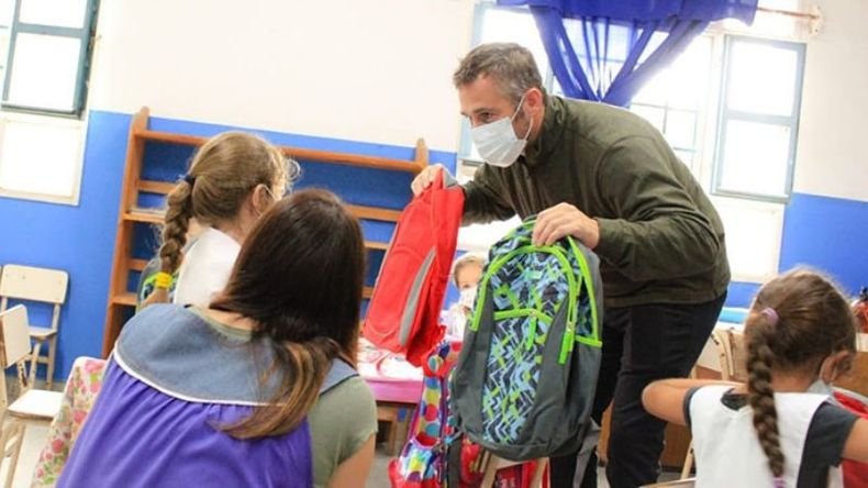 VISITA. Achával entregó utiles en la Escuela Nº43, de Pellegrini..