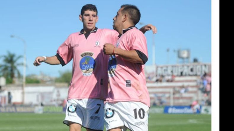 (Heva). Mariano Puch llega para felicitar a Leo Ruiz que acaba de marcar el 2º tras una gran jugada..