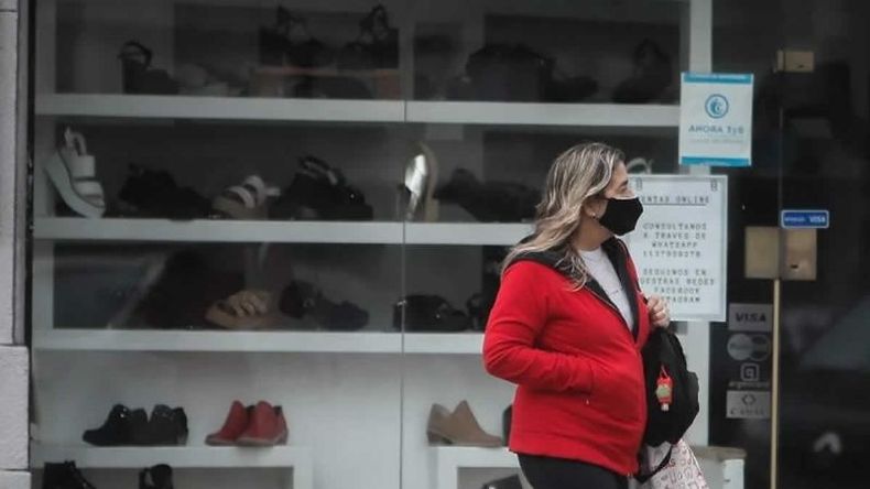 -8% fue la caída de Indumentaria. El resto de los rubros:Bazar y Regalos -3-3%; Juguetería 1,5; Alimentos y Bebidas 2,2; Golosinas 1,4; Ferretería 2,3..