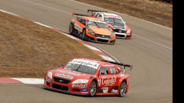 Rossi ya alcanzó la punta y se encamina a la victoria. Atrás, Spataro supera a Ardusso por adentro..