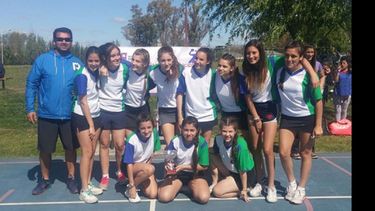 CAMPEONAS. Las Menores del Colegio Solar de Pilar posan con el trofeo..
