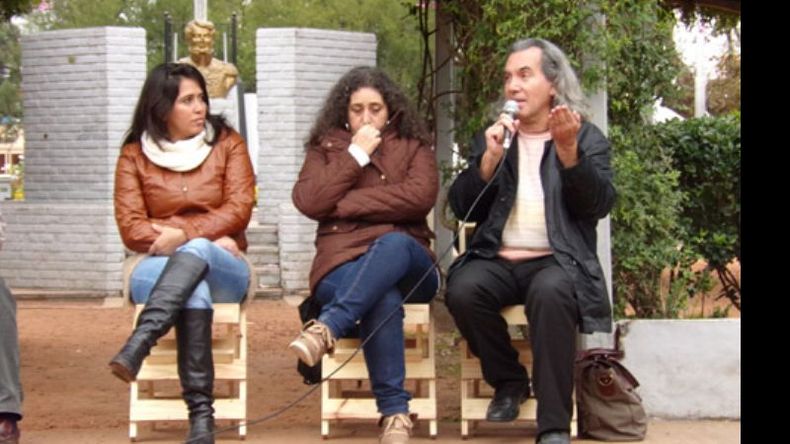 PESE AL FRÍO. En la continuidad de las denominadas “Plazas del Pueblo”, en el anfiteatro de la plaza 12 de Octubre, ofrecieron ayer una charla Pablo Llonto y Victoria Montenegro, ante unas 60 personas, entre las que se encontraban varios dirigentes y reconocidos militantes del kirchnerismo local. Llonto, que además de periodista es abogado, respondió y aclaró todas las dudas que circulaban respecto a las noticias conocidas sobre el procesamiento de la expresidenta Cristina Fernández de.