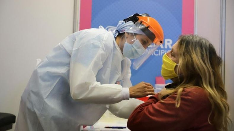 MÁS DE 100.000. Son las personas que ya se vacunaron en el distrito. .