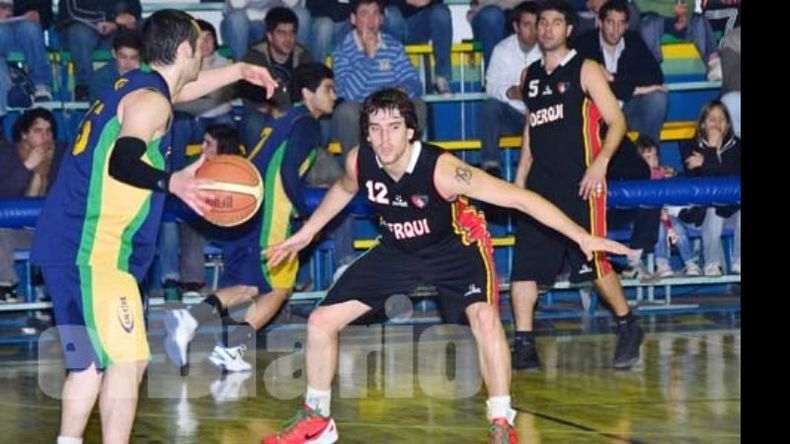 Patricio Tabarez bloquea la subida de Jelavich. Pato aportó 15 puntos en el triunfo de la Fusión..