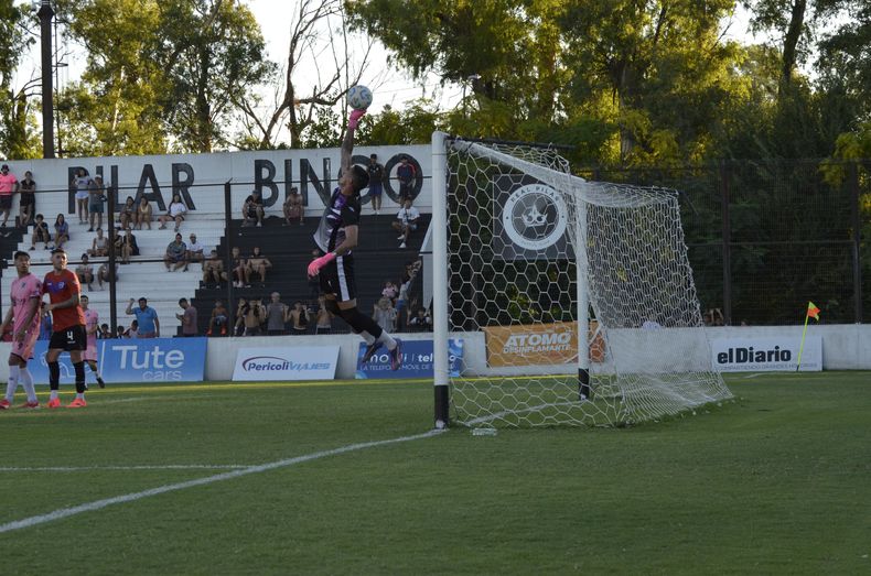 FIGURA. El arquero de Dálmine, Pablo Perafán ahoga una vez más el grito de Real. Fue protagonista por sus atajadas y sus demoras constantes en el juego.