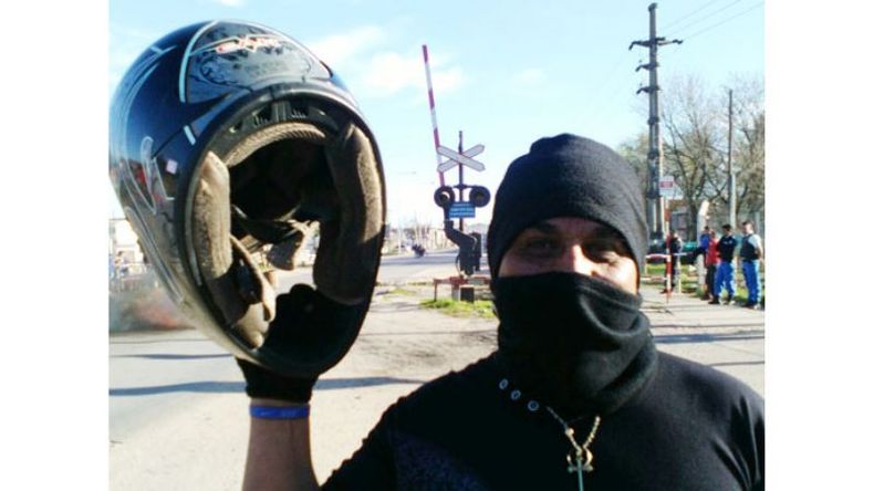 MOTOQUERO. En medio del corte, Carlos, un vecino del barrio El Manzanar sumó un reclamo a los tantos que los frentistas tenían para el funcionario municipal y en diálogo con El Diario lanzó: “somos un barrio de trabajadores y nos secuestran las motos, hay un montón de vecinos a los que se las sacaron y les quieren cobrar 8 mil o 10 mil pesos para retirarlas y ahora las van a rematar a todas” y cerró: “eso no puede ser es un abuso lo que están haciendo”..