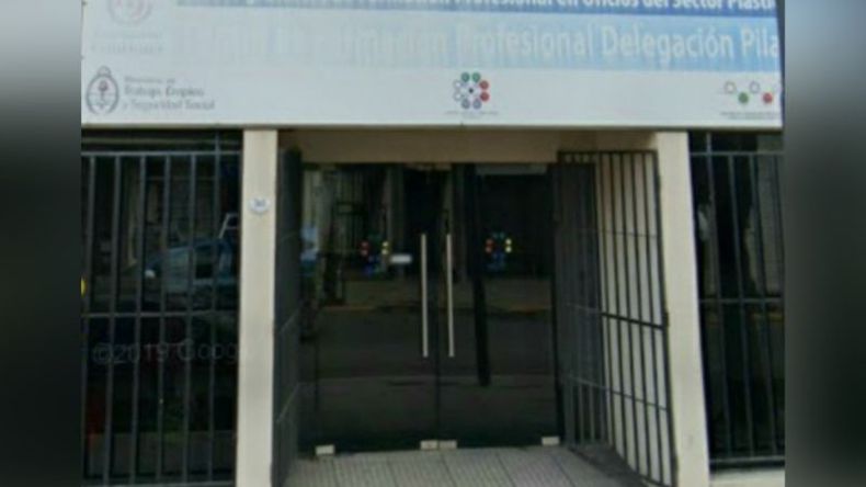 Tanto la reja como la puerta trasera del lugar estaban violentadas. .