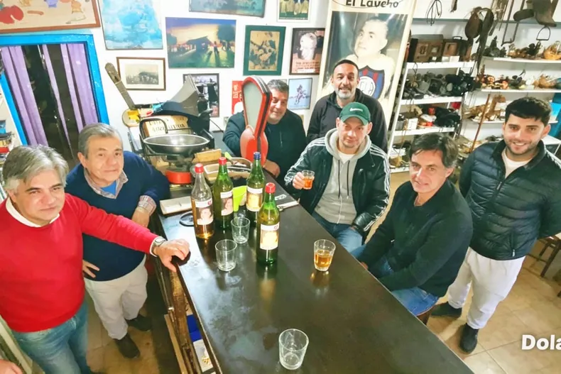 Tito y Cándido Lucas con un grupo de clientes del Bar El Laucha y la infaltable caña con ruda.