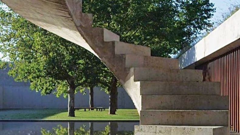 La escalera circular es uno de los atractivos de la propiedad. .