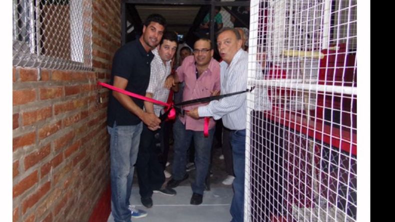 Zúccaro y dirigentes del club cortan las cintas..