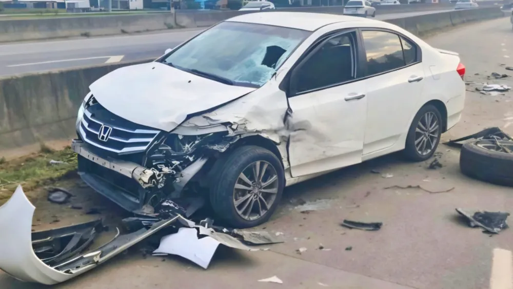IMPACTO. Uno de los vehículos involucrados en el accidente.