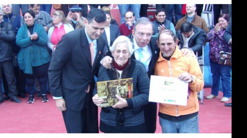PIONEROS. José Cuello y el intendente Zúccaro homenajearon a los primeros habitantes de la localidad..