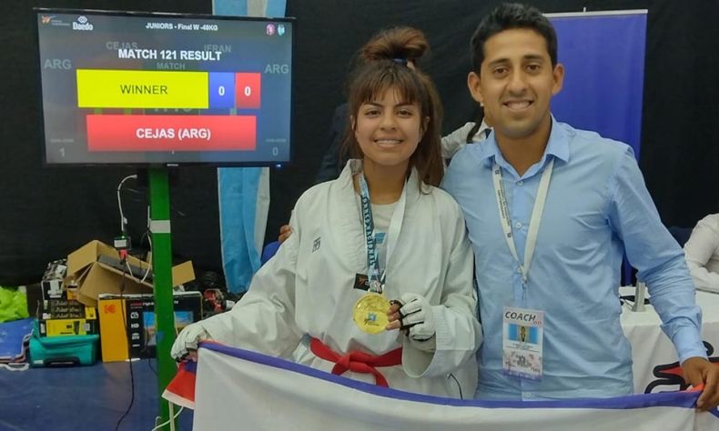 Guadalupe Cejas junto a su entrenador Damián Malaquías, después de competir en un Nacional.