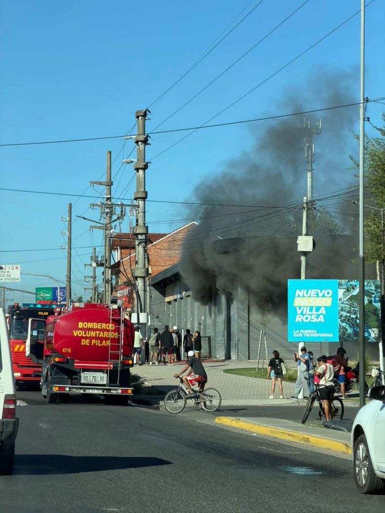 Hasta el momento, se desconocen las causas que desataron el incendio en el paseo de compras Villa Rosa.