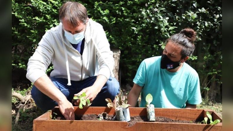 MANOS EN LA TIERRA. A Laurent le tocó hacer la huerta..