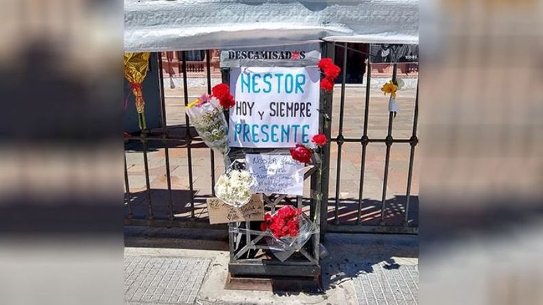 Como fui a despedirte hace 10 años, hoy vengo a conmemorarte. Pilar presente en Plaza de Mayo. Mi flor para vos, mi corazón para el pueblo. TABARÉ FERNÁNDEZ BERNENGO / @tabarefernandez..