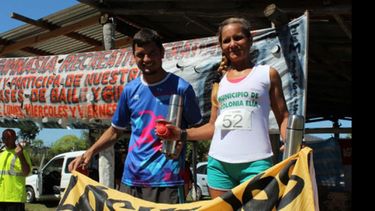MATE Y TERMO. Susana Zamora y Juan Cena, ganadores de la general con sus premios..