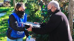 AISLAMIENTO. El Municipio brinda ayuda alimentaria a adultos mayores..