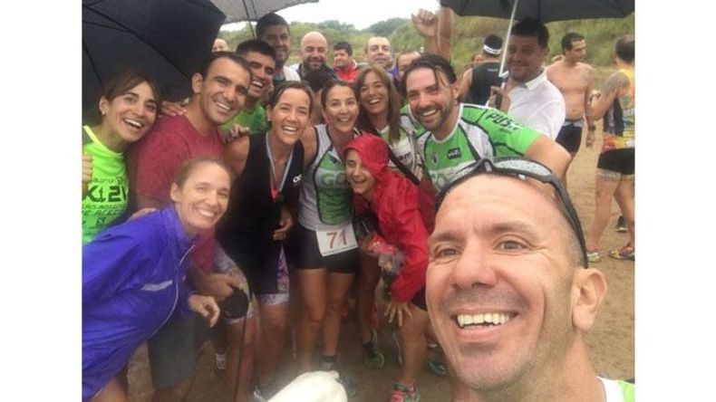 SELFIE. Los integrantes del GoTeam posan con paraguas, tras la carrera..
