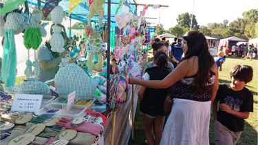 CULTURA. Los puestos de artesanía fueron el corazón de la feria..