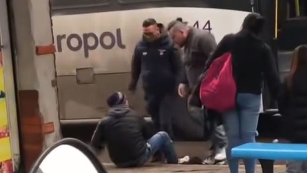 El chofer y otro hombre golpeando al pasajero, en plena calle de Del Viso.