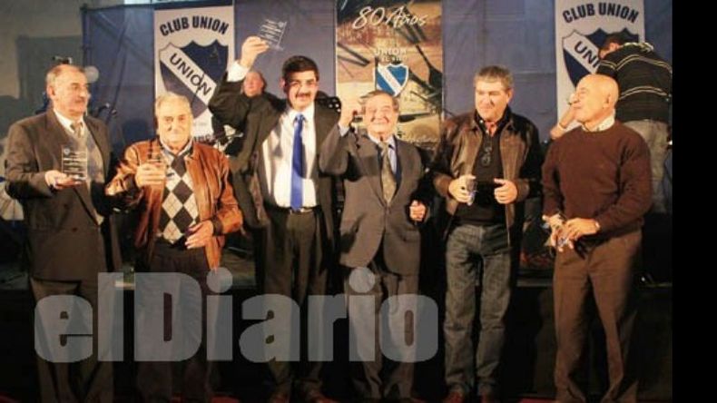 La actual comisión, presidida por Omar Carlotto desde 2008, hizo el reconocimiento a expresidentes de la entidad. Así, apellidos tradicionales de la localidad como Rossi, Giardili y Lupo, entre otros, fueron nombrados y aplaudidos por los socios que dieron vida al club durante sus mandatos. También fueron reconocidas las instituciones de la zona..