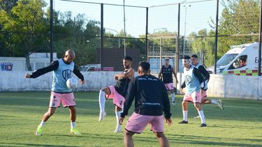 PELOTA. El Pájaro Riquelme es goleador del Monarca con 6 tantos.