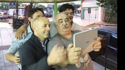 SELFIE. Ducoté, Neuspiller y Gamboa, con vecinos tras el triunfo electoral..